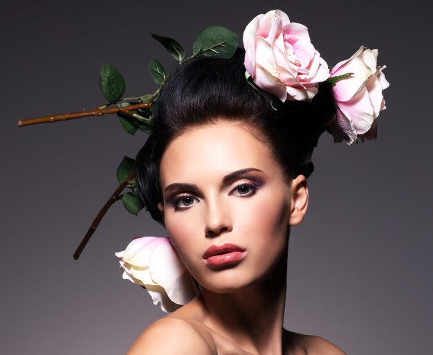 Portrait d'une belle femme brune avec une coiffure créative