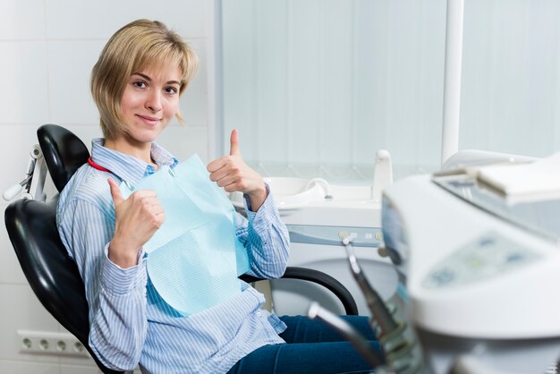 Portrait de la belle femme chez le dentiste