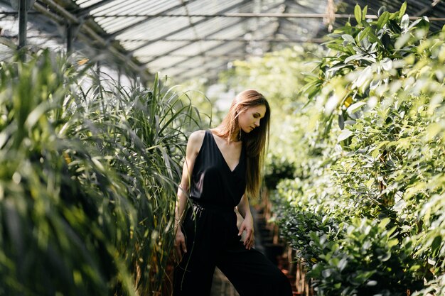 Portrait de belle femme dans le jardin