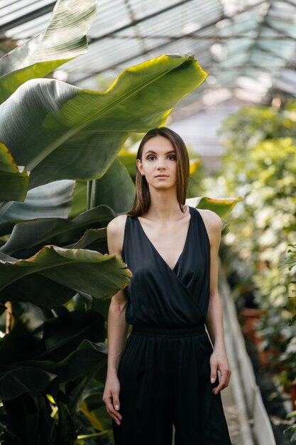 Portrait de belle femme dans le jardin