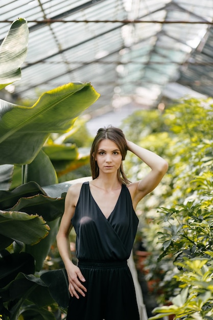 Portrait de belle femme dans le jardin