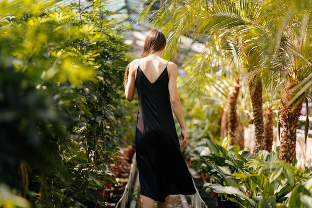 Portrait de belle femme dans le jardin