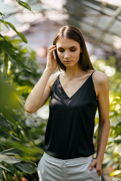 Portrait de belle femme dans le jardin