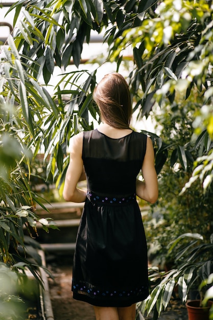 Portrait de belle femme dans le jardin