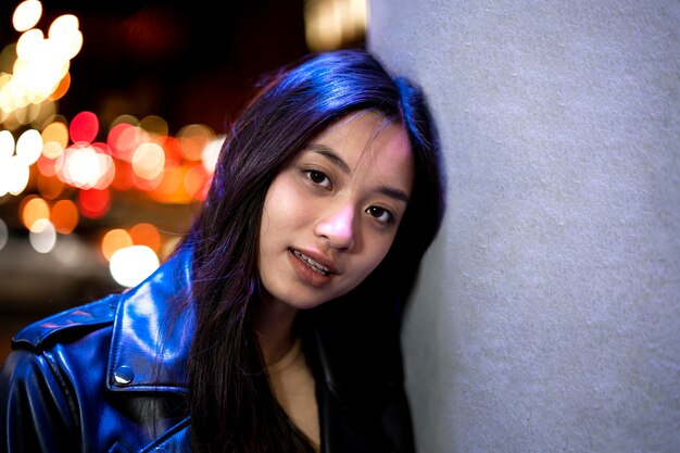 Portrait de belle femme dans la ville la nuit