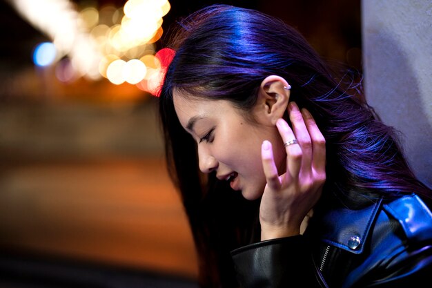 Portrait de belle femme dans la ville la nuit