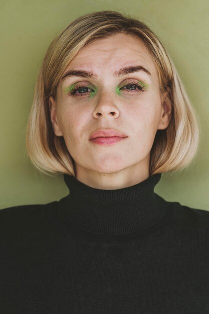 Portrait de la belle femme avec du maquillage