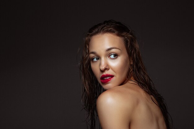 Portrait de la belle femme élégante isolée sur fond sombre studio