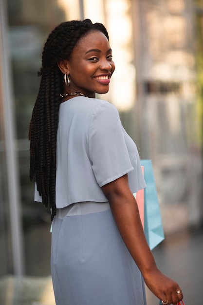 Portrait de belle femme faible angle