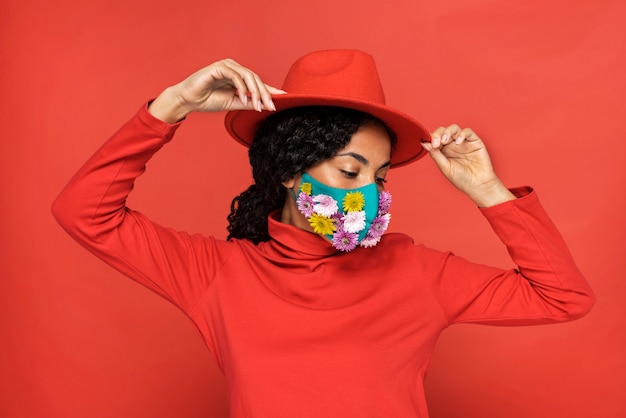 Portrait de la belle femme avec des fleurs sur son masque