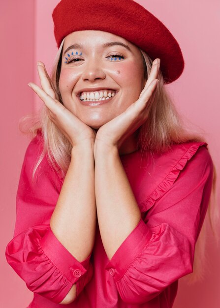 Portrait de la belle femme heureuse