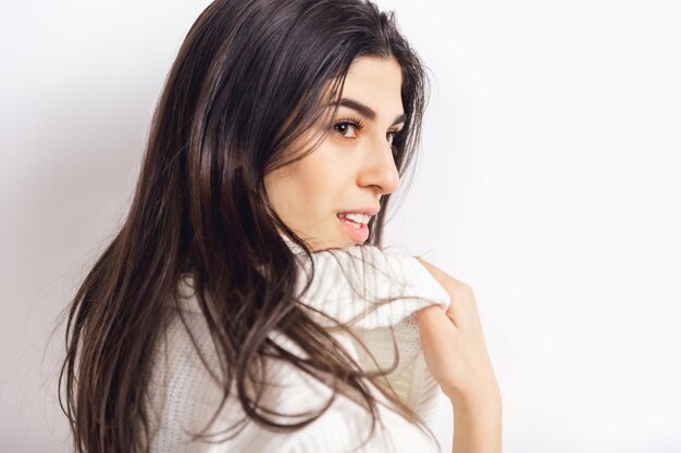 Portrait de belle femme isolée sur blanc. Concept de confort, chaud en hiver