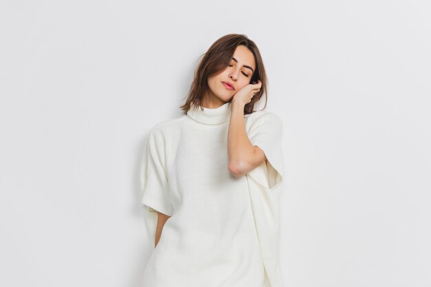 Portrait de belle femme isolée sur le mur du studio blanc