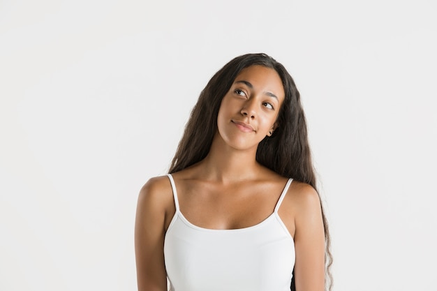 Portrait de belle femme isolée sur studio blanc