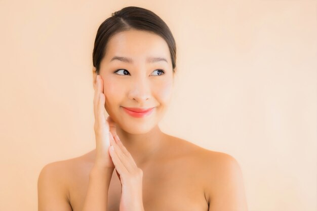 Portrait belle femme jeune visage asiatique avec concept spa beauté