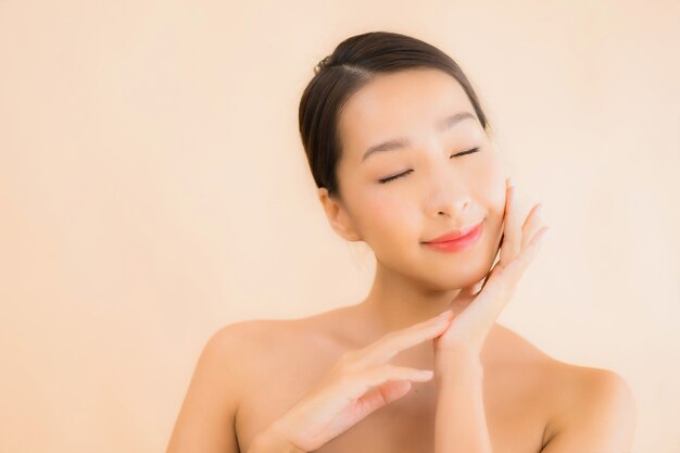 Portrait belle femme jeune visage asiatique avec concept spa beauté