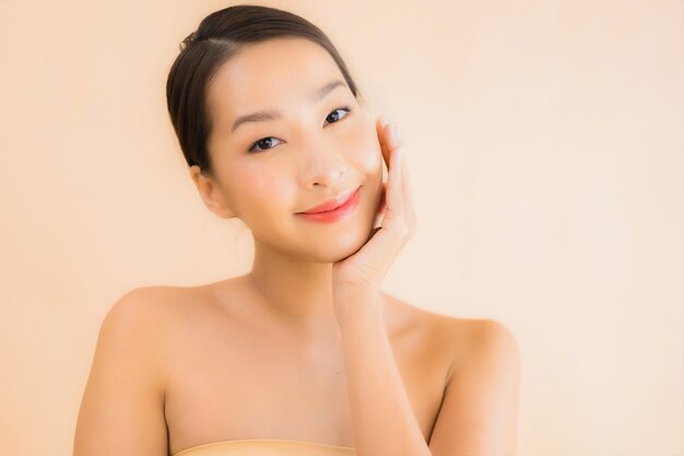 Portrait belle femme jeune visage asiatique avec concept spa beauté