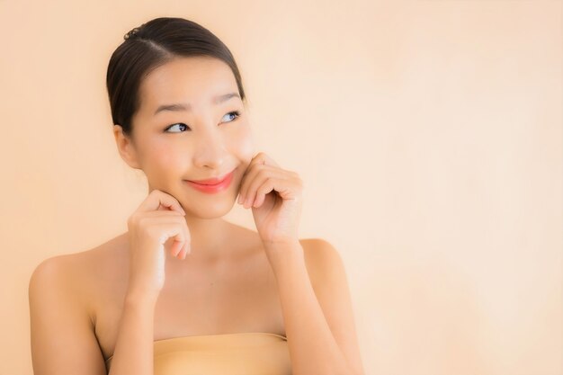 Portrait belle femme jeune visage asiatique avec concept spa beauté