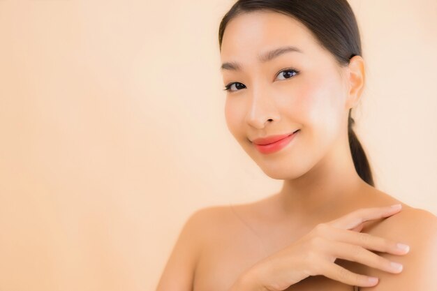 Portrait belle femme jeune visage asiatique avec concept spa beauté