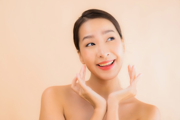 Portrait belle femme jeune visage asiatique avec concept spa beauté