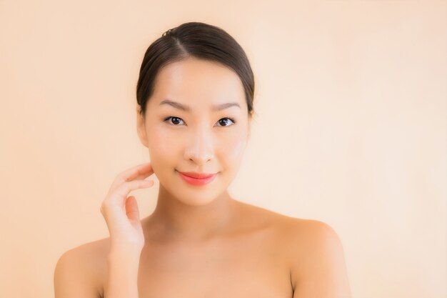 Portrait belle femme jeune visage asiatique avec concept spa beauté