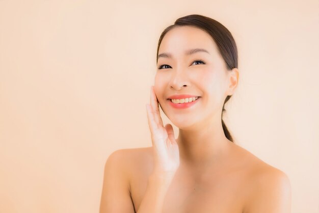 Portrait belle femme jeune visage asiatique avec concept spa beauté