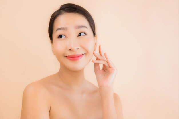 Portrait belle femme jeune visage asiatique avec concept spa beauté