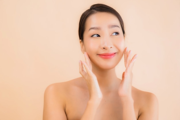 Portrait belle femme jeune visage asiatique avec concept spa beauté