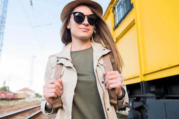 Portrait de la belle femme avec des lunettes de soleil