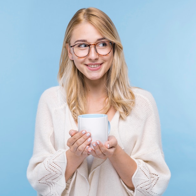 Photo gratuite portrait de belle femme avec des lunettes