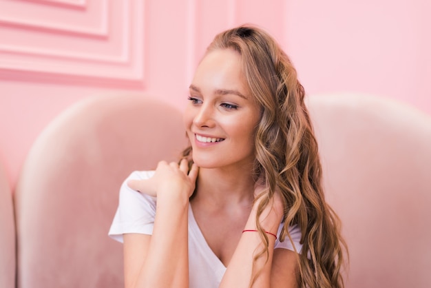 Portrait de la belle femme mature, boire une tasse de thé à la cafétéria