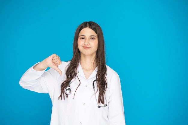 Portrait d'une belle femme mature médecin en blouse de laboratoire pour le tournage d'un hôpital en studio