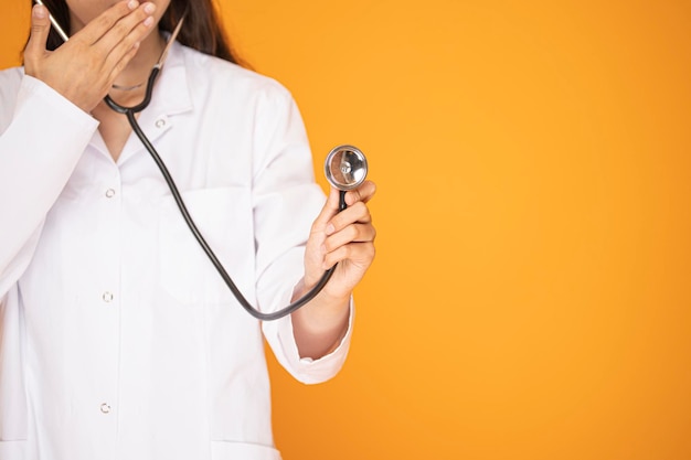 Portrait d'une belle femme mature médecin en blouse de laboratoire pour le tournage d'un hôpital en studio