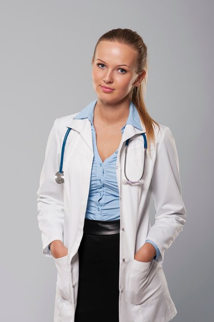 Portrait de la belle femme médecin blonde