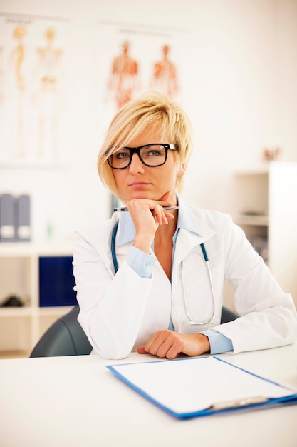 Portrait de la belle femme médecin blonde