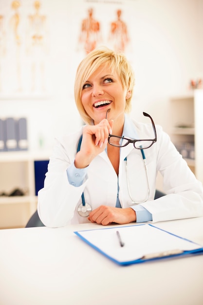 Portrait de la belle femme médecin blonde