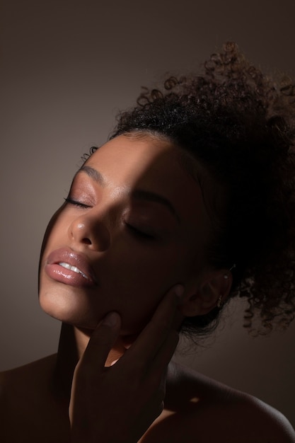 Photo gratuite portrait de belle femme noire avec des ombres mystérieuses