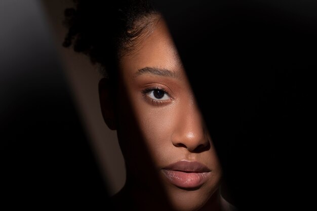 Portrait de belle femme noire avec des ombres mystérieuses