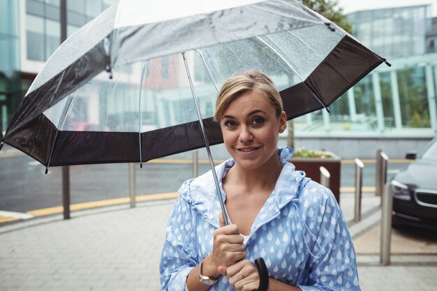 Portrait de belle femme avec parapluie