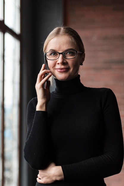 Portrait belle femme parlant au téléphone