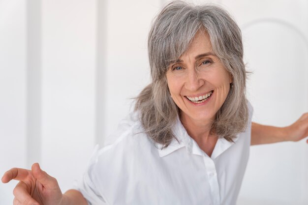 Portrait de belle femme plus âgée souriante