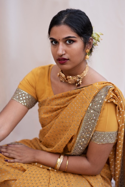 Portrait d'une belle femme portant un vêtement sari traditionnel