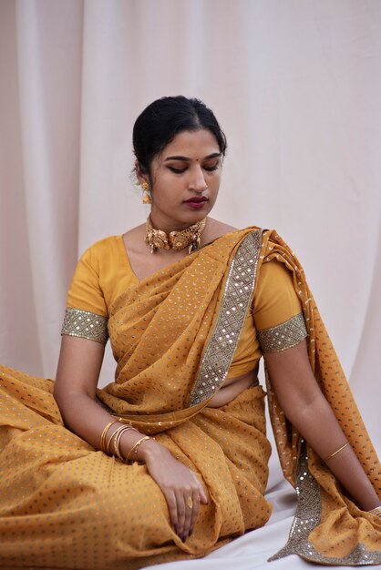 Portrait d'une belle femme portant un vêtement sari traditionnel