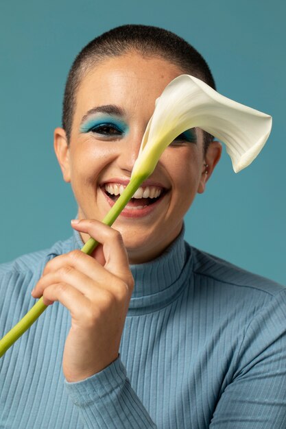 Portrait de belle femme posant dans un col roulé avec une fleur