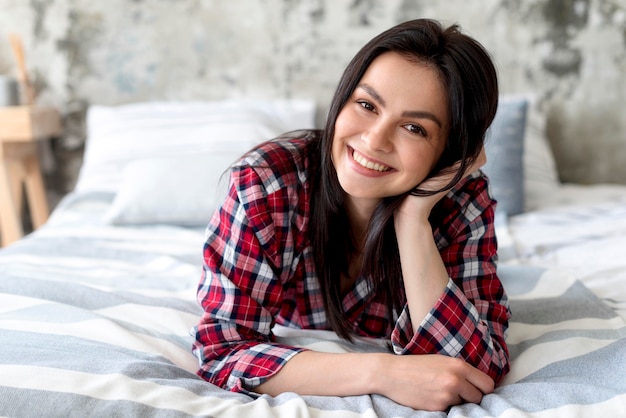 Portrait De La Belle Femme Posant Dans Son Lit