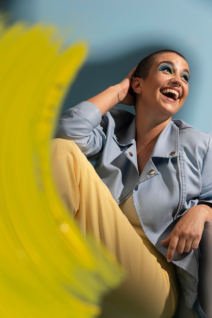 Portrait de belle femme posant dans une veste bleue avec coup de pinceau