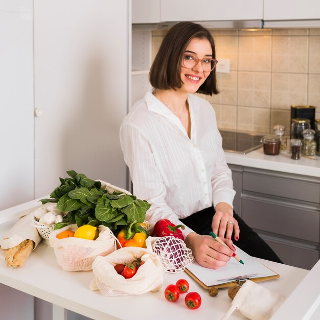 Portrait de la belle femme posant avec l'épicerie