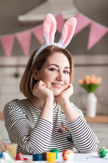 Portrait de la belle femme posant avec des oreilles de lapin