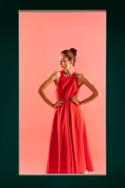 Portrait de belle femme posant avec une robe rouge fluide