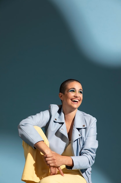 Portrait de belle femme posant avec une veste bleue